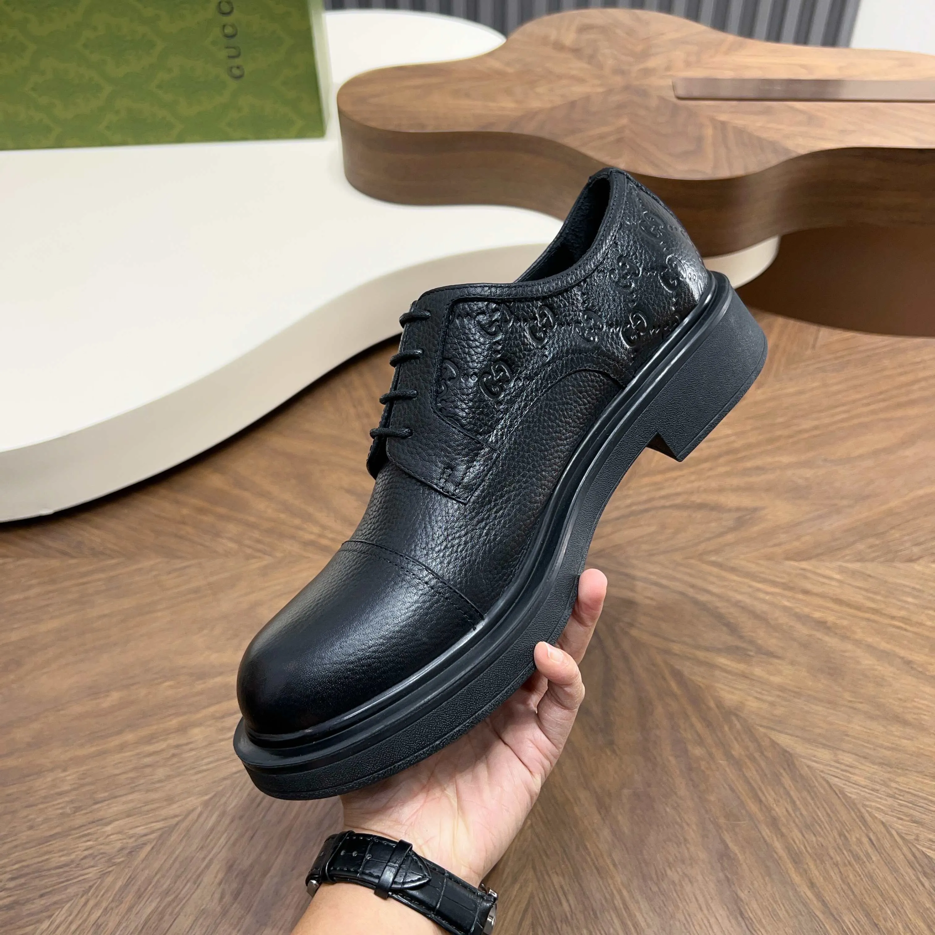 💰780 Gucci/Gucci new men’s lace-up shoes with GG details, matte cow leather derby shoes! The design of this men's lace-up shoe is rooted in the brand's heritage. Crafted from premium waxed cow leather, it is embellished with GG printed embossed suede leather details, a nod to Gucci's iconic monogram. The rubber sole decorated with GG pattern adds a touch of modern fashion to this design. Typical three-joint style design. European and American classic version, full calfskin lining. The overall upper texture is soft and the lining is comfortable and breathable. 2CM thickened soft rubber sole, easy to control. Versatile and stylish upper foot, multiple colors available to meet different matching needs, complete package! Size: 39-40-41-42-43-44 leather shoe size (38.45.46 can be customized)